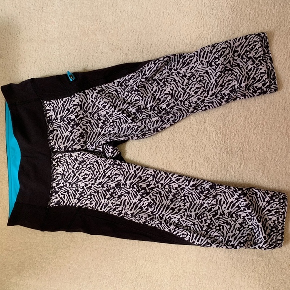 Black and Zebra Cropped Lulu Leggins Size 6 - Picture 1 of 2